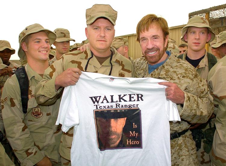 Chuck Norris (th.) besøgte i 2006 Ali Al Saleem Air Base i Kuwait, da han var på en ugelang turné for at styrke moralen blandt amerikanske soldater i regionen.  Han fik en T-shirt af soldaterne med titlen på tv-serien, hvor han spiller en ranger, der er krigsveteran. Arkivfoto: Mike Theiler