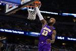LeBron James scorer i sin grundspilskamp nummer 1.612 i NBA mod Orlando Magic, som James og Los Angeles Lakers vandt 105-104. Foto: Nathan Ray Seebeck/Ritzau Scanpix