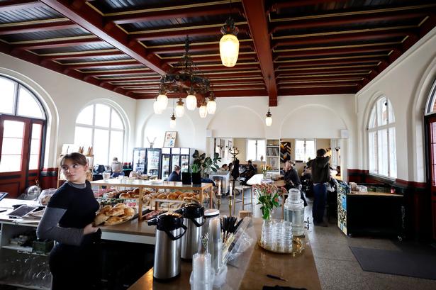 Humlebæk Station har fået nyt liv med en café, der er etableret af lokale ildsjæle. Foto: Jens Dresling
