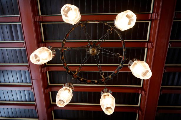 Der er lofter og så er der lofter. Hos Hej Humlebæk er det værd at løfte hovedet og kigge op, hvor fortiden findes i bjælker og lysekroner. Foto: Jens Dresling