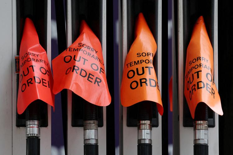»Virker ikke«, står der på flere pumper ved en tankstation i Sydney, Australien. Benzinkrisen får nu regeringen til at opfordre flere til at arbejde hjemmefra. Foto: Hollie Adams/Ritzau Scanpix