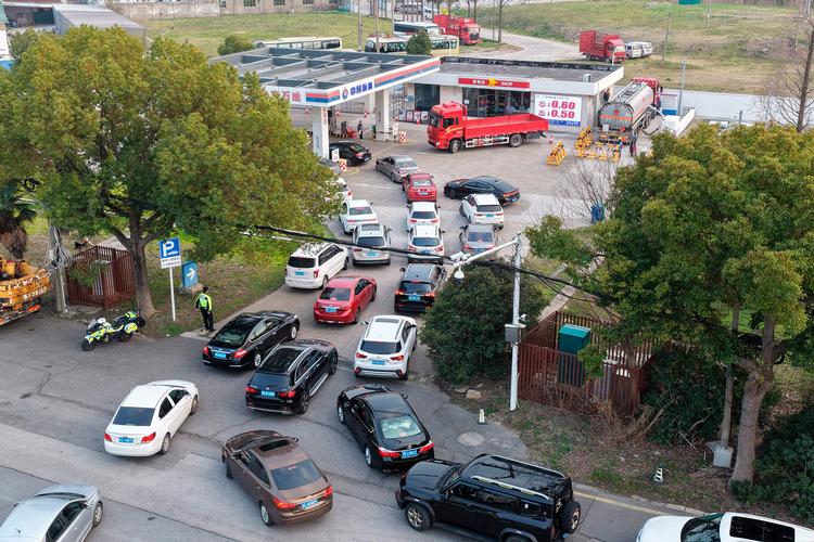 Der er køer ved tankstationerne i Kina, efter at krigen i Iran har tvunget oliepriserne op. Bilejerne hamstrer, inden prigen stiger endnu mere. Her er det i KIna. Foto: -/Ritzau Scanpix