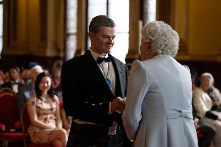 John Davidson spillet af Robert Aramayo får en fortjenstmedalje af dronningen. Ikke just et scenarie, man så for sig hjemme i Galashiels.  Foto: Scanbox