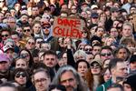 Omkring 15.000  mennesker deltog søndag i en hurtigt arrangeret demonstration mod digital vold mod kvinder i Berlin efter afsløringerne af de digitale overgreb mod skuespilleren Collien Fernandes. Foto: Christian Mang/Ritzau Scanpix