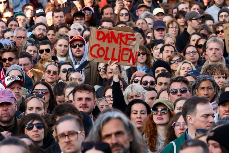 Omkring 15.000  mennesker deltog søndag i en hurtigt arrangeret demonstration mod digital vold mod kvinder i Berlin efter afsløringerne af de digitale overgreb mod skuespilleren Collien Fernandes. Foto: Christian Mang/Ritzau Scanpix