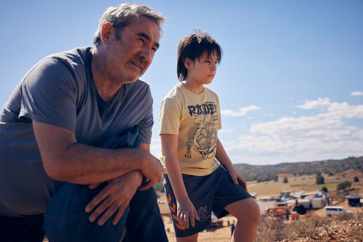 Far og søn (Sergí Lopez og Bruno Núñez Arjona) er rejst fra Spanien til Marokkko for at lede efter henholdsvis datter og søster. Finder de hende til en ravefestival? Hvordan bliver gensynet? 'Sirât' var Spaniens bud på en oscarvinder i år.  Foto: Camera Film