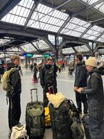 Det er hyggeligt men også nervepirrende at tage på togrejse ud i Europa på grund af forsinkelser og pludseligt aflyste tog. Her er vi nået frem til hovedbanegården i Zürich på vej hjem fra de tre dale i Frankrig, hvor vi skal have nattoget døbt 'Nightjet' til Hamburg. Foto: Lasse Foghsgaard