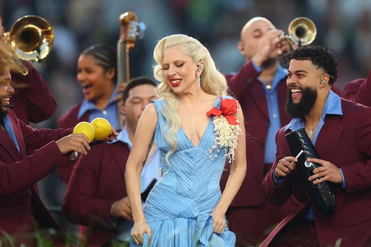  I februar i år dukkede Lady Gaga op under Bad Bunnys halftime show til Superbowl. Hun spillede en salsaversion af Bruno Mars-duetten 'Die With A Smile'.   Foto: Mark J. Rebilas/Ritzau Scanpix