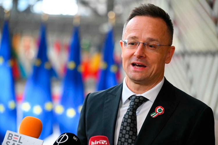 Ungarns udenrigsminister Peter Szijjarto betragtes af mange som EU's enfant terrible, der ynder at være Ruslands fortaler til møderne. Nu erkender han åbent, at han deler informationer med sin russiske kollega Sergej Lavrov.  Foto: Nicolas Tucat/Ritzau Scanpix