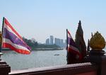 Set fra Den Gyldne Trekants udsigtsplatform i Thailand flimrer byen i Laos i horisonten som et fatamorgana. Men den nye GTSEZ-skyline på Laos-siden af Mekongfloden er ikke et drømmesyn, men virkelige højtravende højhuse.  Foto: Judith Betak