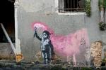 Et Banksy-værk i Venedig. Kunstnerens graffiti har spredt sig over hele verden, men BBC's podcast går på jagt der, hvor det hele begyndte: Bristol. Foto: Manuel Silvestri/Ritzau Scanpix