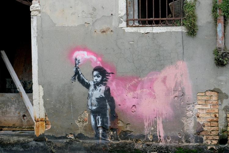 Et Banksy-værk i Venedig. Kunstnerens graffiti har spredt sig over hele verden, men BBC's podcast går på jagt der, hvor det hele begyndte: Bristol. Foto: Manuel Silvestri/Ritzau Scanpix