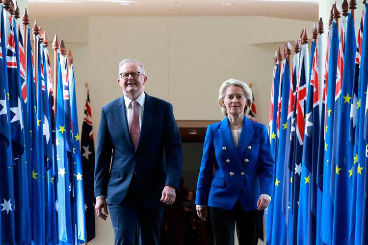 Handelsaftalen mellem EU og Australien handler om fødevarer, men også om sikkerhed og stabilitet i en mere usikker verden.  Her er EU's kommissionsformand Ursula von der Leyen i selskab med Australiens premierminister Anthony Albanese. Foto: David Gray/Ritzau Scanpix