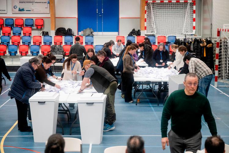 På billedet er valgstedet i Nuuk lige ved at lukke tirsdag aften. Stemmeoptællingen viste en klar favorit hos vælgerne. Foto: Oscar Scott Carl/Ritzau Scanpix