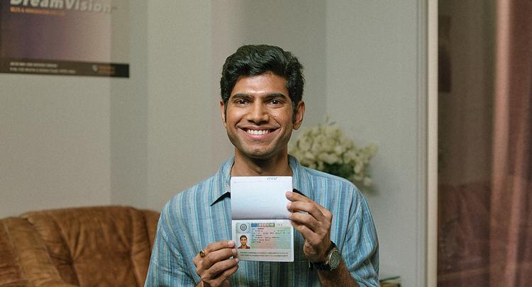 Smilet er stort hos 23-årige Lucky (Sandesh Bhndari), da han får studievisum til Danmark.  Foto: Stroud Rohde Pearce
