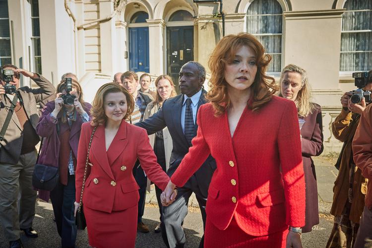 Mia McKenna-Bruce som hertuginden af Yorks påklæderske Jane Andrews og Natalie Dormer som hertuginden. Tv-serien handler dog meget lidt om Fergie, som briterne kalder Sarah Ferguson. Foto: Jonathan Ford/ITV