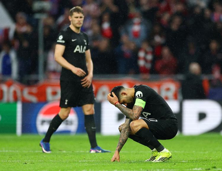 Tottenham-anfører Cristian Romero tager sig til hovedet. Måske efter endnu et nederlag, som der har været mange af i denne sæson for London-klubben. Foto: Matthew Childs/Ritzau Scanpix