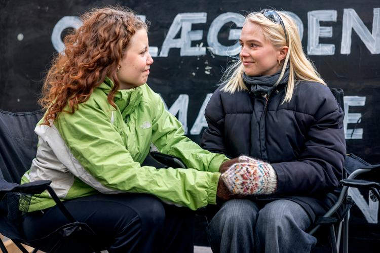 Elise Sydendal (til højre) var en af de 11 klimaaktivister der sultestrejkede i oktober 2024. Nu er hun valgt ind i Folketinget for Alternativet.  Foto: Nicolai West