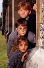 Harry Potter-bøgerne blev filmatiseret første gang i 2001. Her spillede Daniel Radcliffe titelrollen som Harry Potter, mens Emma Watson og Rupert Grint spillede hans to venner Hermione og Ron.  Foto: Terry Oneill/Ritzau Scanpix
