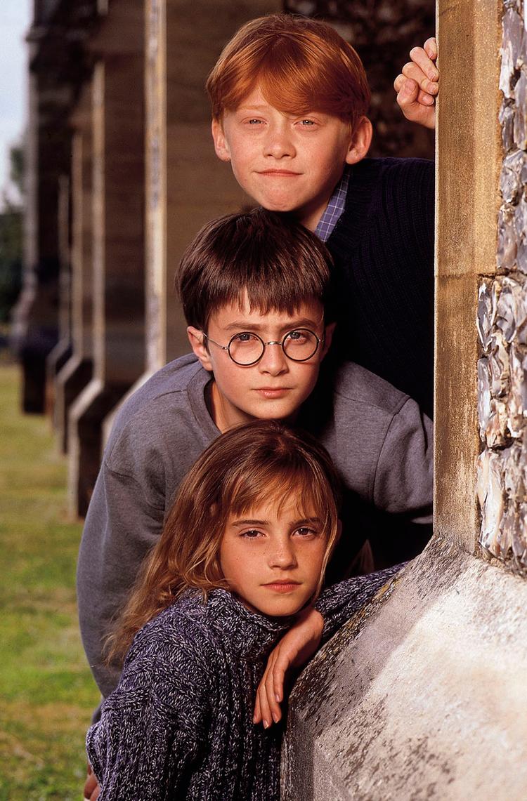 Harry Potter-bøgerne blev filmatiseret første gang i 2001. Her spillede Daniel Radcliffe titelrollen som Harry Potter, mens Emma Watson og Rupert Grint spillede hans to venner Hermione og Ron.  Foto: Terry Oneill/Ritzau Scanpix