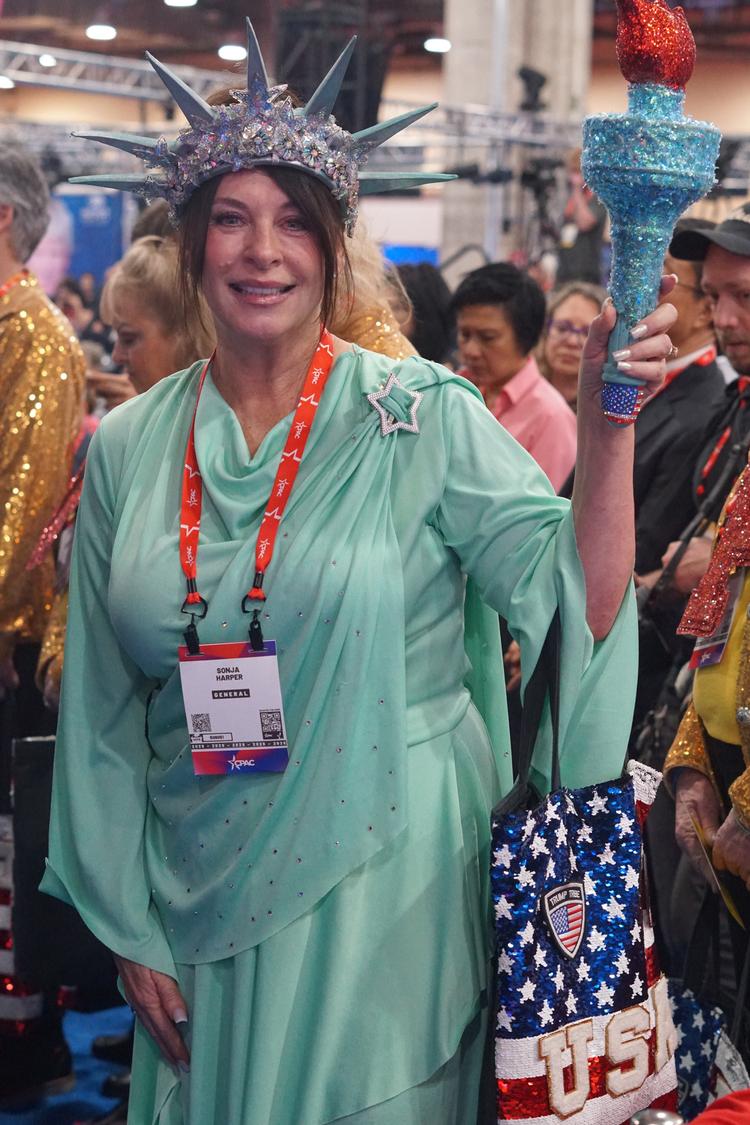 Sonja Harper, pensionist fra Texas, er mødt op som Frihedsgudinden – med krone og fakkel, som var hun trådt ud af New Yorks havn. Hun støtter urokkeligt Trump, men håber, krigen snart slutter – selv om hun mener, den er nødvendig for at sikre amerikanernes sikkerhed. Foto: Anders Tornsø Jørgensen