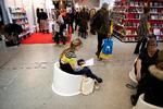 Bøger til børn og unge fører an i bogsalget. Her er det det store event Bogforum i København, hvor en kvinde er fordybet i litteratur.  Foto: Finn Frandsen