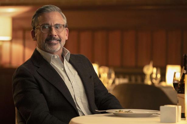 Streve Carell er fremragende som trivialforfatteren Greg Russo, der kommer på college som underviser og i menneskehænder på en og samme gang. Foto: HBO Max