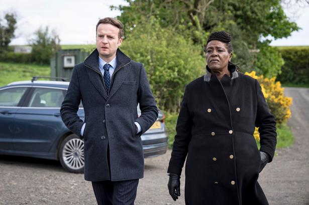 Klassisk konstellation i ny variant: Ung politimand overfor erfaren kommissær i 'Drabsspecialist Ellis'. Foto: DR