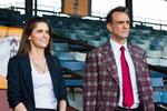 Hank Azaria og Amanda Peet er skarpe overfor hinanden i den oversete komedieserie 'Brockmire'. Foto: Netflix
