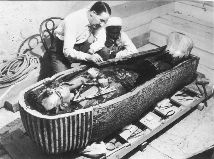 Den britiske arkæolog Howard Carter ved Tutankhamons sarkofag sammen med en egyptisk assistent. Det var en verdenssensation, da Carter i 1922 gjorde fundet. Tutankhamon blev konge i en alder af 8 år, deraf navnet ’Barnekongen’. Han døde som 17-18-årig.   Foto: The Granger Collection/Ritzau Scanpix