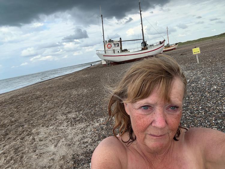 Efter et havdyb ved  Slettestrand tager skribenten en selfie med en af de populære fiskerbåde i baggrunden. 