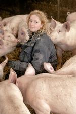 Lívia Queiroz Gingliani arbejder i dag på en økologisk svinebesætning: »Når jeg tænker på grisene på mit gamle arbejde, bliver jeg ked af det«, siger hun. Billedet her er taget på hendes nuværende arbejdsplads, og altså ikke på den gård, der er beskrevet i artiklen. Foto: Peter Maunsbach