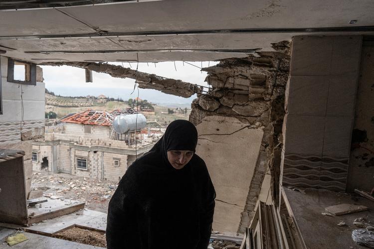 Den libanesiske kvinde, Um Hamed, som blev fordrevet fra sit hjem i Nabi Chit efter israelske angreb, vender tilbage til det beskadigede hus midt i de tiltagende krigshandlinger mellem Israel og Hizbollah.  Foto: Manu Brabo/Ritzau Scanpix