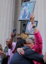 Ude foran retten i Los Angeles har mange pårørende til børn, der blandt andet har taget deres eget liv på grund af de sociale medier, spændt fuldt med under hele retssagen. Her fejrer flere af dem sejren over Meta og Google. Foto: Mike Blake/Ritzau Scanpix