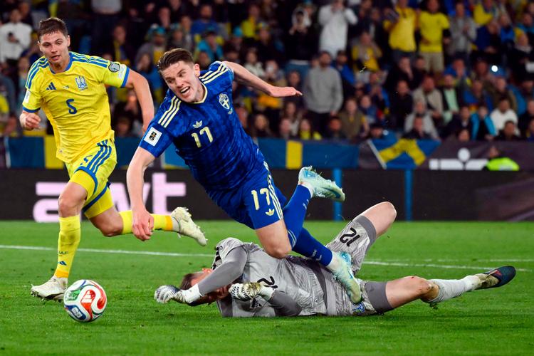 Sveriges Viktor Györkeres fuldendte sit hattrick på et straffespark begået mod ham selv i playoff-kampen mod Ukraine. Foto: Jose Jordan/Ritzau Scanpix