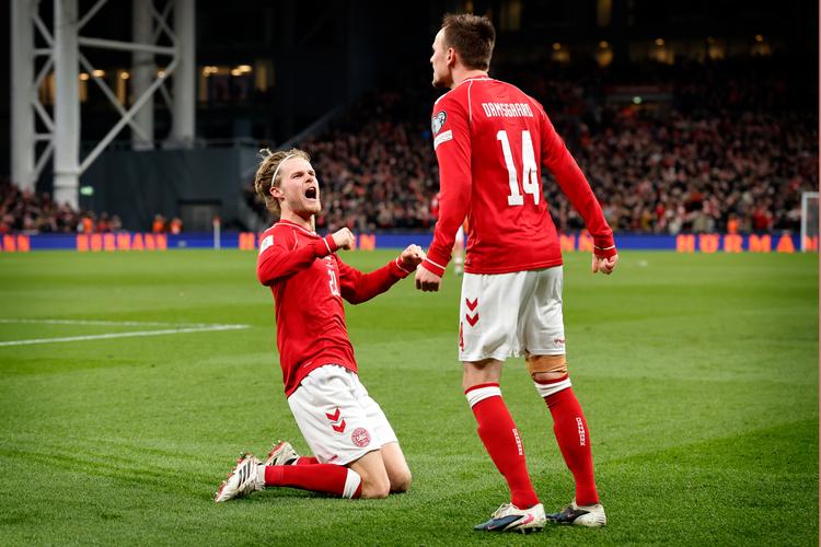 Det forløsende 1-0-mål, som Mikkel Damsgaard (th.) scorede, fik Morten Hjulmand til at gå på knæ. Foto: Jens Dresling