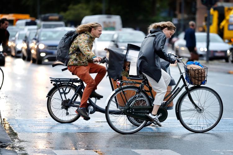 Weekendens vejr lægger både op til solbriller og regnjakke. Bedst ser det ud fredag. Foto: Jens Dresling