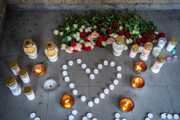 Lys og blomster i opgangen, hvor en 15-årig dreng blev skudt og dræbt i Rosengård i Malmö onsdag aften. En 15-årig pige er mistænkt og anholdt i sagen. Foto: 50090 Johan Nilsson / Tt/Ritzau Scanpix