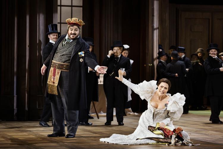 Den unge Sophie, sunget af Clara Cecilie Thomsen, siger fra, da den plumpe baron Ochs, sunget af Patrick Zielke, behandler hende som en handelsvare på Børsen. Foto: Miklos Szabo