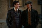 Hero Fiennes Tiffin og Donal Finn har rollerne som henholdsvis Moriarty og Sherlock Holmes i Guy Ritchies actionfortolkning af den unge detektivs historie. Foto: Prime Video
