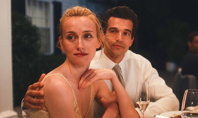 De to skuespillere Sarah Pidgeon og Paul Anthony Kelly spiller det ikoniske par Carolyn Bessette og John F. Kennedy Jr., og de spiller også sammen med seriens musik med stor indlevelse og symbiose.  Foto: Imago/supplied by Lmk/Ritzau Scanpix