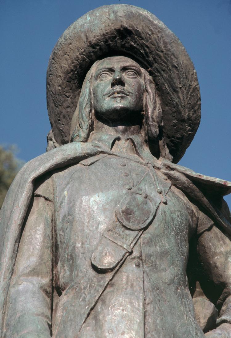 Grev d’Artagnans fulde navn var Charles de Batz de Castelmore, og han blev dræbt af en musketkugle – vist nok i halsen. Her ses en statue, som findes i Auch i Frankrig.  Foto: akg-images/Ritzau Scanpix