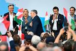 Ungarns ministerpræsident, Viktor Orbán (i midten), på scenen under et møde kaldet 'det første patriotiske rally' i Budapest i Ungarn 23. marts.
Fra venstre er det hollandske Geert Wilders, franske Marine Le Pen, Italiens Matteo Salvini og den flamske politier Tom Van Grieken. Dansk Folkeparti deltog ikke.    Foto: Attila Kisbenedek/Ritzau Scanpix