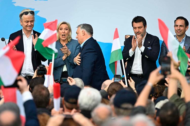 Ungarns ministerpræsident, Viktor Orbán (i midten), på scenen under et møde kaldet 'det første patriotiske rally' i Budapest i Ungarn 23. marts.
Fra venstre er det hollandske Geert Wilders, franske Marine Le Pen, Italiens Matteo Salvini og den flamske politier Tom Van Grieken. Dansk Folkeparti deltog ikke.    Foto: Attila Kisbenedek/Ritzau Scanpix