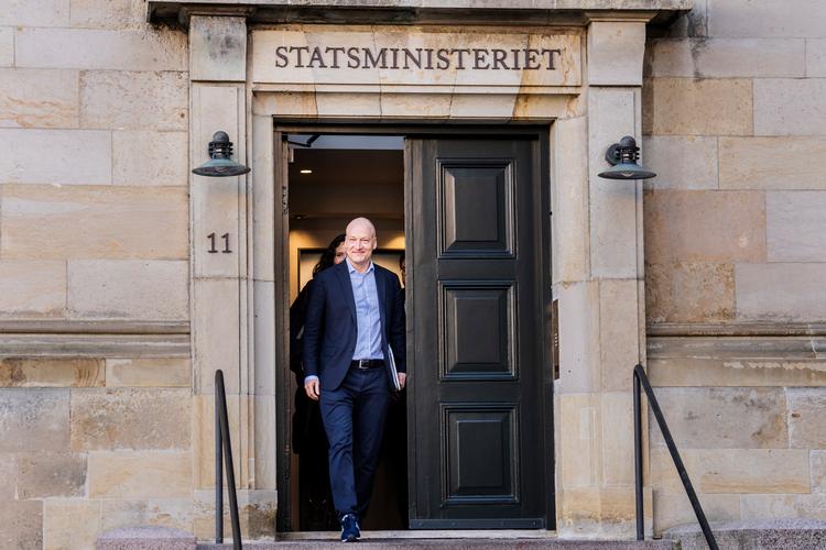 Pelle Dragsted og Victoria Velasquez var som repræsentanter fra Enhedslisten de første, der kom ud fra sættemøderne i Statsministeriet fredag. Foto: Sebastian Elias Uth/Ritzau Scanpix