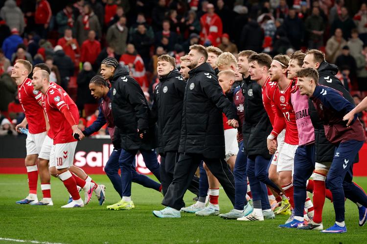 De danske spillere jublede efter sejren over Nordmakedonien. Men alle var bevidste om, at sejren var ubetydelig, hvis ikke Tjekkiet kan besejres i Prag. Foto: Jens Dresling