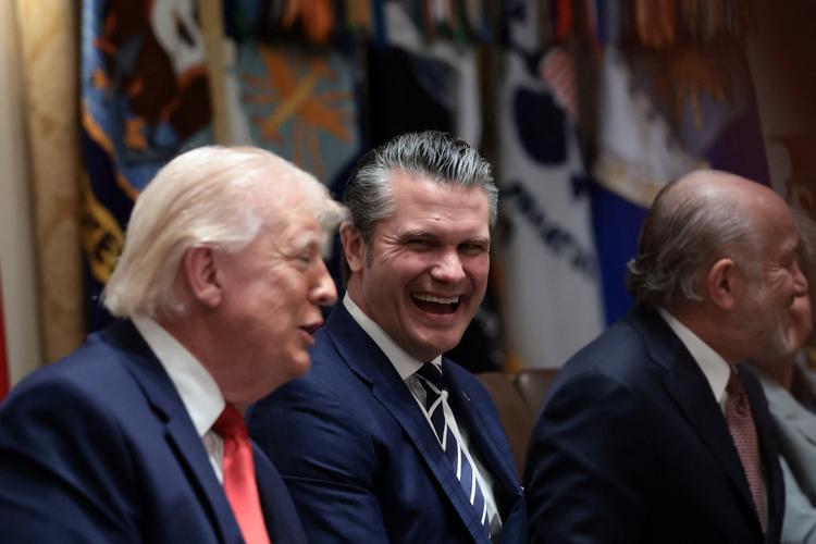 Den amerikanske præsident, Donald Trump, og forsvarsminister Pete Hegseth under et kabinetsmøde onsdag i Det Hvide Hus. Foto: Evelyn Hockstein/Ritzau Scanpix