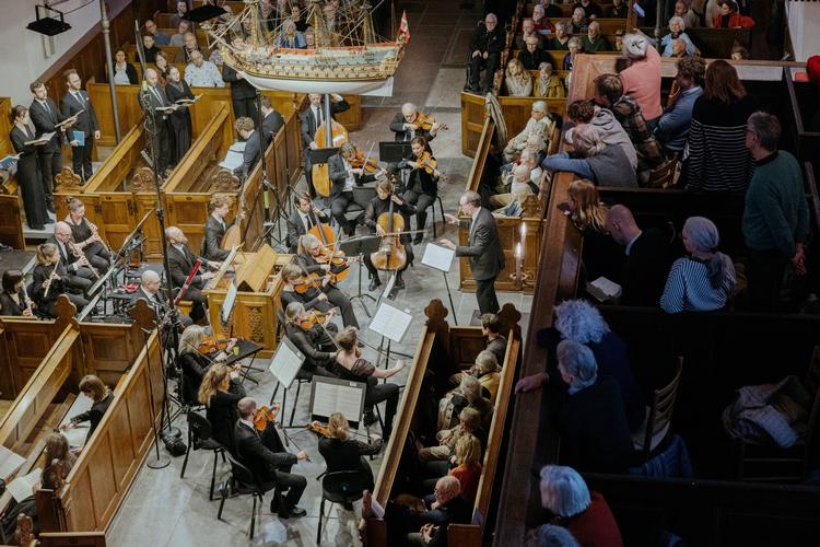 Med kirkens organist som erstatning for Copenhagen Phils fyrede dirigent Christoph Gedschold. blev det en fin opførelse af Bachs ’Johannes-passion' i Holmens Kirke. Foto: Loui Pedersen
