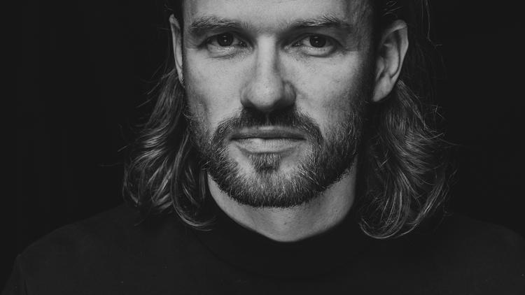 Rune Rask optrådte som DJ på scenen på spillestedet Skråen, da en del af ventilationsanlægget i loftet pludselig rev sig løs og faldt ned. Det er Rune Rasks første officielle turné som DJ. Foto: Peter Hove Olesen
