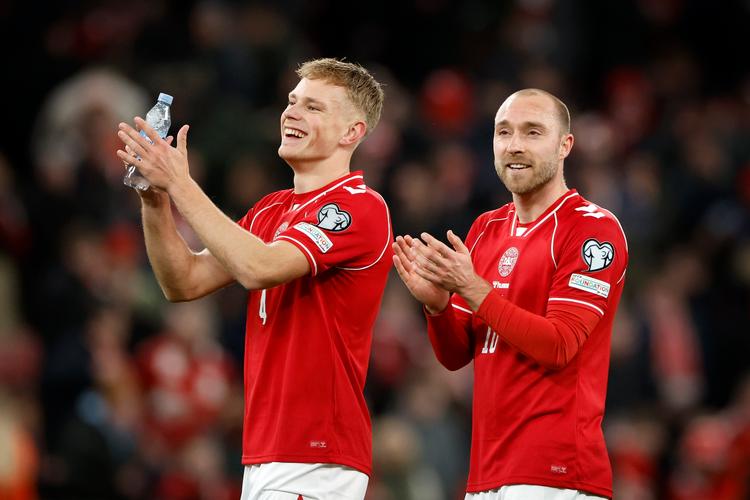 Young and old – at 19, Lucas Høgsberg is the youngest player in the current Denmark squad, while Christian Eriksen, 34, is the oldest. Together, they symbolize the generational shift that has taken place. Foto: Jens Dresling